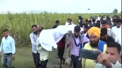 लखीमपुर में दोनों बहनों का अंतिम संस्कार हुआ: गैंगरेप के बाद गला दबाकर किया गया मर्डर, पेड़ पर गया था लटकाया