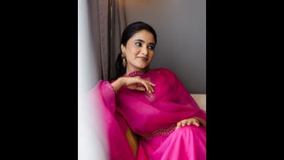 பளீச் என ஜொலிக்கும் பஞ்சு மிட்டாய் நிற உடையில்... பளிங்கு சிலை போல் அழகு தேவதையாக மின்னும் பிரியங்கா மோகன்!