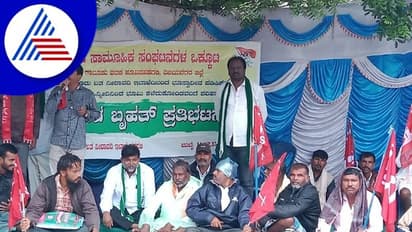 Singataluru Lift Irrigation: ಪರಿಹಾರಕ್ಕೆ ಒತ್ತಾಯಿಸಿ ಮಳೆಯಲ್ಲೇ ರೈತರ ಧರಣಿ