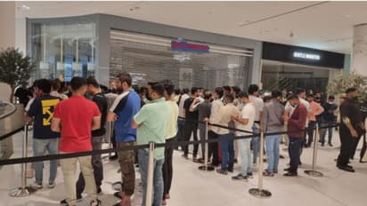യുഎഇയില് ഐഫോണ് 14 വില്പന തുടങ്ങി; പുലര്ച്ചെ മുതല് കാത്തിരുന്നത് നൂറുകണക്കിന് പേര്