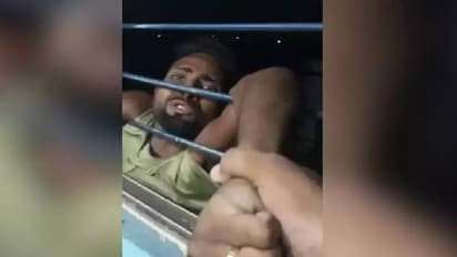 യാത്രക്കാരന്റെ ഫോൺ തട്ടിയെടുക്കാൻ ശ്രമിച്ചു, ജനാലയിൽ തൂങ്ങിക്കിടന്ന് കള്ളന് യാത്ര ചെയ്യേണ്ടി വന്നത് 15 കി.മി