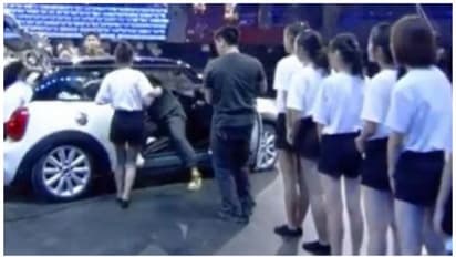 അഞ്ചല്ല, പത്തല്ല, പതിനഞ്ചല്ല.. കുഞ്ഞൻ കാറില്‍ കുത്തിക്കയറ്റിയത് 27 പേരെ!