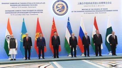 మోడీ, జిన్పింగ్ల మధ్య డిస్టెన్స్.. కరచాలనం లేదు.. నవ్వులూ లేవు.. కారణం అదేనా?