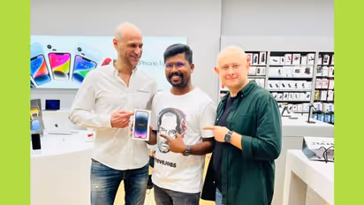 യുഎഇയിലെ ഐഫോണ്‍ 14 വില്‍പ്പന; കേരളത്തില്‍ നിന്നും പറന്നെത്തി ആദ്യഫോണ്‍ സ്വന്തമാക്കി തൃശ്ശൂരുകാരന്‍