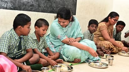 ஸ்டாலினுக்கே டப் கொடுத்த கனிமொழி.. நேற்று அண்ணன் இன்று தங்கை, உப்புமா சாப்பிட்டுக் கொண்டே போட்டோவுக்கு போஸ்..