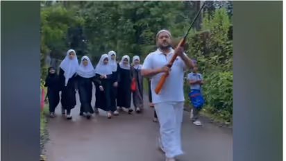 തെരുവ് നായകളെ പേടിച്ച് മദ്രസ വിദ്യാര്ത്ഥികള്ക്കൊപ്പം തോക്കുമായി പിതാവ്; വീഡിയോ