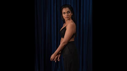 வகுடெடுத்து வழித்து சீவி... வித்தியாசமான தோற்றத்தில் போட்டோ ஷூட் நடத்திய ரம்யா பாண்டியன்! வைரலாகும் போட்டோஸ்!