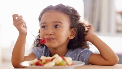 Parenting Tips: ఏ వయసు నుంచి పిల్లలకు డ్రై ఫ్రూట్స్ పెట్టాలో తెలుసా?