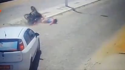 ಒಟ್ಟೊಟ್ಟಿಗೆ ಎರಡೆರಡು ಟಾರ್ಗೆಟ್: ದೇವರಂತೆ ಕಾಪಾಡಿದ ಹೆಲ್ಮೆಟ್, viral video