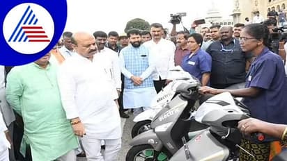 10 ಪಾಲಿಕೆ ಸಫಾಯಿ ಕರ್ಮಚಾರಿಗಳಿಗೆ ಸ್ಕೂಟರ್: ಸಿಎಂ ಬೊಮ್ಮಾಯಿ