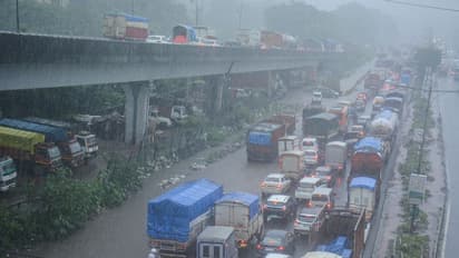 హైద్రాబాద్‌లో భారీ వర్షం: లోతట్టు ప్రాంతాలు జలమయం, ట్రాఫిక్ జామ్