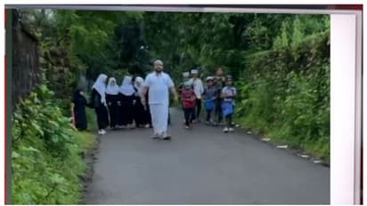 തെരുവുനായപ്പേടി, തോക്കുമായി കുട്ടികള്‍ക്ക് അകമ്പടി നടത്തിയ രക്ഷിതാവിനെതിരെ കേസ്