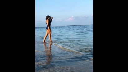 டூ பீஸில் மனதை கவரும் வெந்து தணிந்தது காடு பட நாயகி சித்தி இத்தானி 