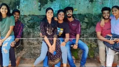 கேரளாவில் நிழற்குடை சர்ச்சை: மடியில் அமர்ந்து போராட்டம் நடத்திய மாணவர்கள்: மேயர் ஆர்யா உறுதி