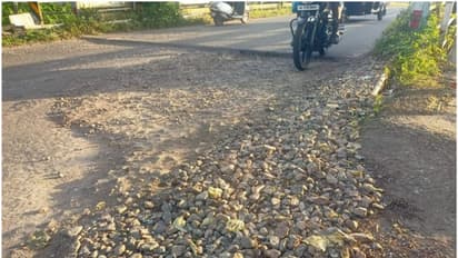 കുഴികള് നിറഞ്ഞ് ഏറെ തിരക്കുള്ള വഴി, അപകടങ്ങളും പതിവ്; പരാതി പറഞ്ഞ് മടുത്ത് നാട്ടുകാര്