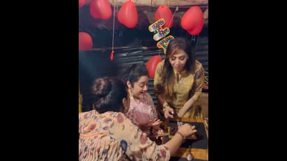 பிரபலங்களுடன் மிக எளிமையாக நடந்த மீனாவின் பிறந்தநாள் கொண்டாட்டம்..! வைரலாகும் புகைப்படங்கள்..!