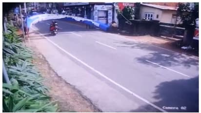 റോഡില്‍ സ്ഥാപിച്ച ആര്‍ച്ച് സ്കൂട്ടര്‍ യാത്രികരുടെ മുകളിലേക്ക് വീണു, അമ്മയ്ക്കും മകള്‍ക്കും ഗുരുതര പരിക്ക്