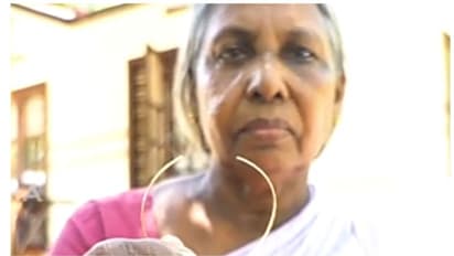 കളവംകോടത്ത് വ്യാപക മോഷണം; ഉറങ്ങി കിടന്ന വീട്ടമ്മയുടെ മാലയും വളയും കവർന്നു, മോഷണം വള മുറിച്ച്