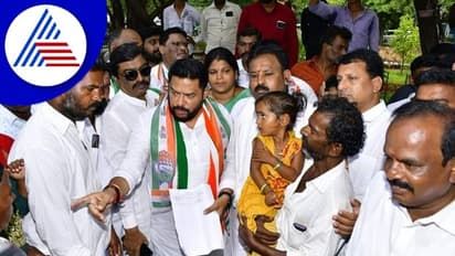 Ballari; ವಿಮ್ಸ್ ನಿರ್ದೇಶಕರ ವಿರುದ್ಧ ಷಡ್ಯಂತ್ರದ ಆರೋಪ, ಕಾಂಗ್ರೆಸ್ ಪ್ರತಿಭಟನೆ