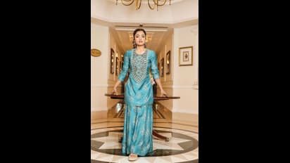 எந்த உடை போட்டாலும் சும்மா அள்ளுதே...  நீல நிற palazzo-வில் வெரைட்டி போஸ் கொடுத்து மயக்கும் ராஷ்மிகா!