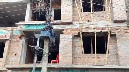 পাঁচ তলা ফ্ল্যাট থেকে পড়ে গেলেন মা ও মেয়ে, দুর্ঘটনার কারণ জানতে ঘটনাস্থলে পুলিশ