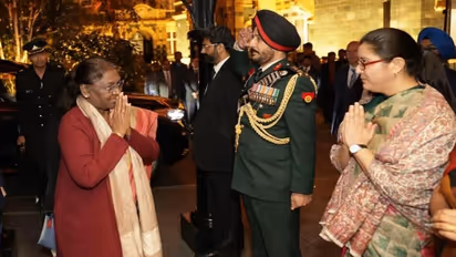 महारानी एलिजाबेथ द्वितीय के अंतिम संस्कार में शामिल होने लंदन पहुंचीं राष्ट्रपति द्रौपदी मुर्मू