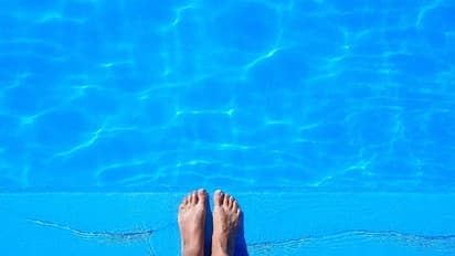 ആൾക്കാർ നോക്കിനിൽക്കെ സുതാര്യമായ പൂളിൽ സെക്സ്; സംഭവം അന്വേഷിക്കും എന്ന് ഹോട്ടൽ