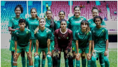 നേടിയത് സ്വപ്ന വിജയം, എന്തിന് പെണ്‍കുട്ടികള്‍ ഷോര്‍ട്ട്സ് ധരിക്കുന്നു? പാക് വനിത താരങ്ങളോട് ചോദ്യം, വിമര്‍ശനം