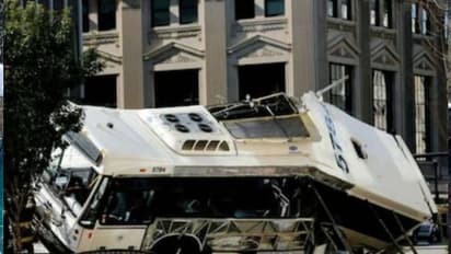 சாலையில் பேருந்து கவிழ்ந்து விபத்து!  27 பேர் உடல் நசுங்கி ரத்த வெள்ளத்தில் துடிதுடித்து பலி! 20 பேர் படுகாயம்