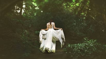 മകൻ സ്കൂളിൽ പോയത് അമ്മയുടെ വിവാഹവസ്ത്രം ധരിച്ച്, എന്ത് മോശം അമ്മയാണിത് എന്ന് നാട്ടുകാരും വീട്ടുകാരും