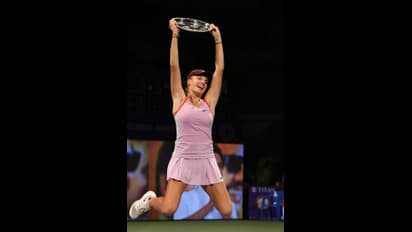 कौन है 17 साल लिंडा जिन्होंने चेन्नई ओपन खिताब पर जमाया कब्जा, देखें इस गॉर्जियस टेनिस स्टार की 10 PHOTOS 
