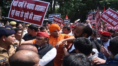 सपा ने खत्म किया धरना, मानसून सत्र के पहले दिन पूर्व विधायक के निधन पर जताया शोक