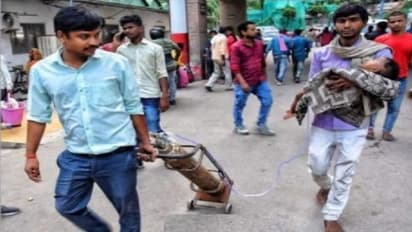 11 साल के बेटे के इलाज के लिए सीतापुर से लखनऊ तक नंगे पैर दौड़ता रहा पिता, जानें क्या बोले जिम्मेदार