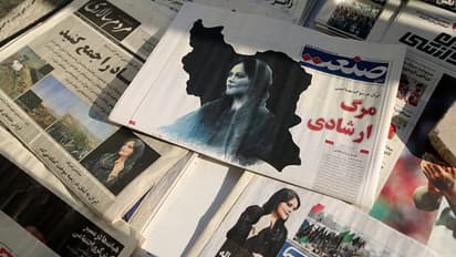 മഹ്‌സ അമിനിയുടെ കൊലപാതകം; ഇറാനില്‍ ഹിജാബ് വലിച്ച് കീറിയും കത്തിച്ചും സ്ത്രീകള്‍ തെരുവിലിറങ്ങി