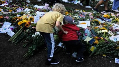 കാലുകുത്താൻ ഇടമില്ല, പൂക്കൾ കൊണ്ടു നിറഞ്ഞ് ലണ്ടനിലെ പ്രധാനപാർക്കുകൾ