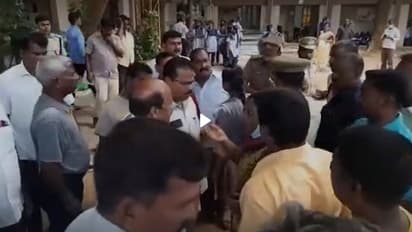 அரசு பள்ளி மாணவிகள் கடும் மோதல்.. உள்ளே புகுந்து பெற்றோர்கள் தகராறு.. 4 நாட்கள் விடுமுறை அளித்து உத்தரவு..