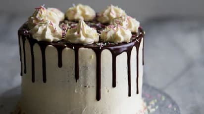 ಹುಟ್ಟುಹಬ್ಬ ಸಂಭ್ರಮದಲ್ಲಿ ಕೇಕ್ ಕತ್ತರಿಸಿ ತಿಂದ 10 ವರ್ಷ ಬಾಲಕಿ ನಿಧನ, ಕುಟುಂಬಸ್ಥರು ಅಸ್ವಸ್ಥ!