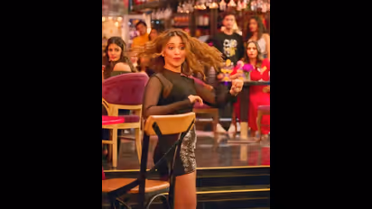 பப்பில் கிக் ஏற்றும் கவர்ச்சிகரமான குட்டையில் உடையில் குத்தாட்டம் போட்ட தமன்னா! போதையேற்றும் ஹாட் கிளிக்ஸ்!