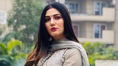 लखनऊ: छिपते-छिपाते कोर्ट पहुंची सपना चौधरी को पुलिस ने कस्टडी में लिया, महज कुछ ही देर में हुईं आजाद