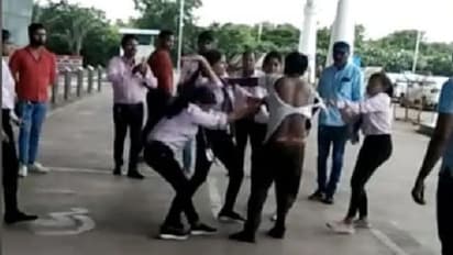 छत्तीसगढ़ एयरपोर्ट पर लड़कियों की गुंडागर्दी: लड़के को मारे बेल्ट और थप्पड़, कपड़े तक फाड़ दिए...देखिए Video
