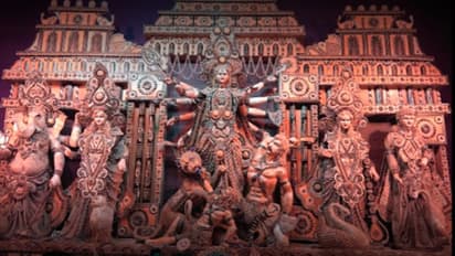 স্বনামধন্যদের সাথে থাকুক অখ্যাত শিল্পীরাও, সমাজচেতনা জাগিয়ে ইয়ং বয়েজ ক্লাবের দুর্গাপুজোয় 'ময়ূরপঙ্খী নৌকা'