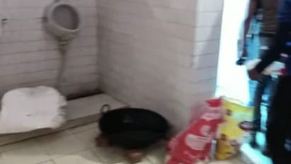 ടോയ‍്‍ലറ്റിനകത്ത് ഭക്ഷണം നൽകി; വീഡിയോ വൈറലായതോടെ വ്യാപക പ്രതിഷേധം