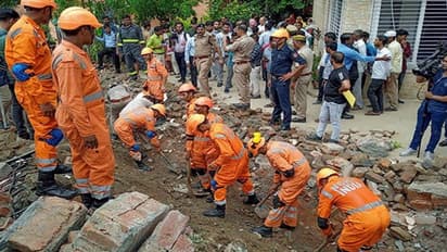 నోయిడాలో ప్రహరీగోడ కూలి నలుగురు మృతి.. డ్రైనేజీ రిపేర్ పనులు చేస్తుండగా ఘటన.. 