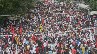 ভিড়ের ঠেলায় বামেদের ইনসাফ সভার স্থান বদল, আনিস খানের হত্যাকারীদের গ্রেফতারি চাইলেন বৃদ্ধ বাবা
