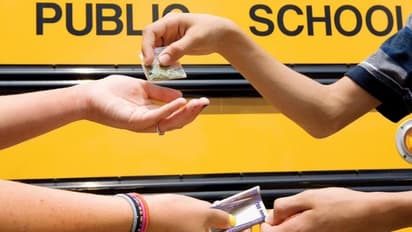 3 முறை போலீஸ் வந்தும் திருந்தாத மாணவர்கள்.. போதையின் பிடியில் சிக்கிய மாணவர்கள் - கதறும் பெற்றோர்கள் !