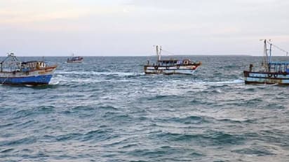 இலங்கை கடற்படையால் 32 தமிழக மீனவர்கள் கைது: ராமேஸ்வரத்தில் கொந்தளிப்பு!