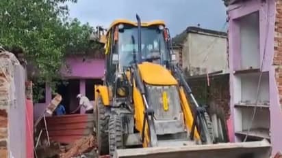 झारखंड में दिखा यूपी जैसा नजारा: बोकारो में दुष्कर्म आरोपी के घर पर प्रशासन ने चलाया बुलडोजर