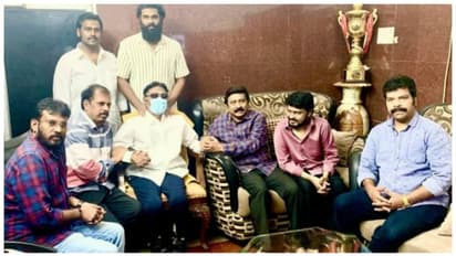 விஜயகாந்தை திடீரென சந்தித்த இயக்குனர் குழு... வைரலாகும் புகைப்படம்