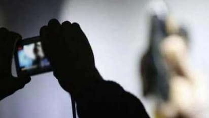 இளம்பெண்ணுடன் நெருக்கம்? வளைச்சு வளைச்சு ஆபாச வீடியோ எடுத்து மிரட்டல்.. வாலிபரை வீடு புகுந்து தூக்கிய போலீஸ்.!