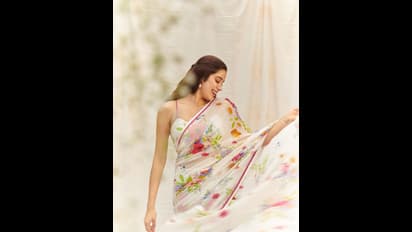 சேலை அழகில் அச்சு அசல் அம்மா ஸ்ரீதேவி போலவே இருக்கும் ஜான்வி... காற்றில் சேலையை பறக்க விட்டு வேற லெவல் போஸ்!